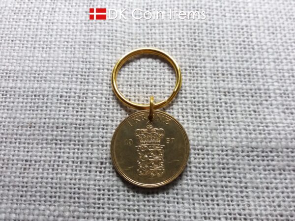 Denmark 1957 coin keychain with golden 67 year old Coat of Arms 1 krone as coin pendant on 25mm keyring