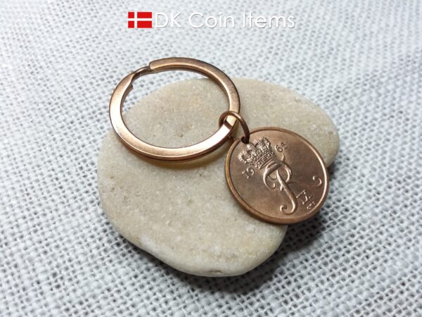 Denmark 1965 coin keychain with 59 year old Crown R initial 25 ore as coin pendant. 59th birthday gift. Danish vintage souvenir