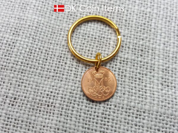 Denmark 1985 coin keychain with 39 year old Crown M initial 5 ore as coin pendant. 39th birthday gift. Danish vintage souvenir