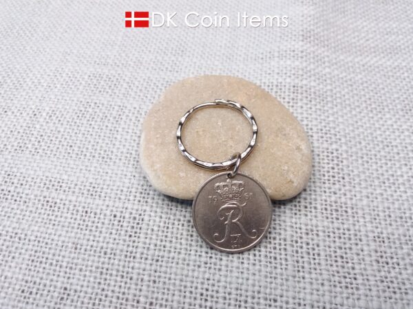 Denmark 1961 R-initial coin keychain with 63 year old 25 ore as coin pendant on 25mm pattern keyring