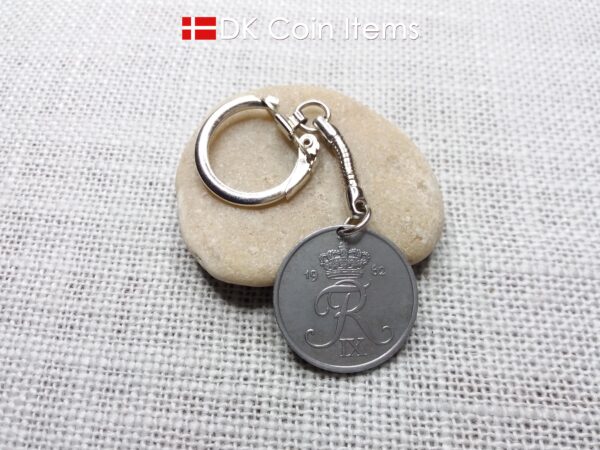 Denmark 1962 R-initial coin keychain - 62 year old vintage 5 ore coin pendant on snake keyring - 62nd birthday gift - 5th anniversary gift