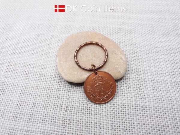 Denmark 1950 R-initial coin pendant keychain with 74 year old decoratively copper plated 25 ore and 25mm pattern keyring