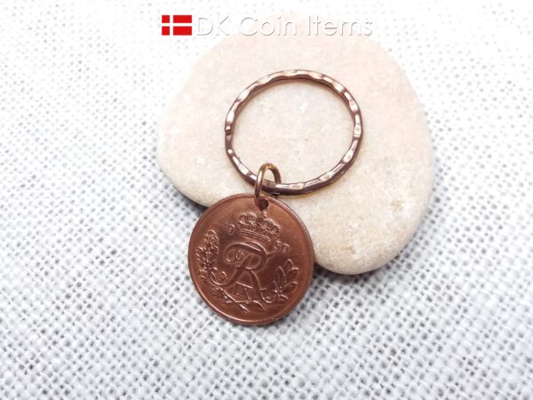 Denmark 1950 R-initial coin pendant keychain with 74 year old decoratively copper plated 25 ore and 25mm pattern keyring