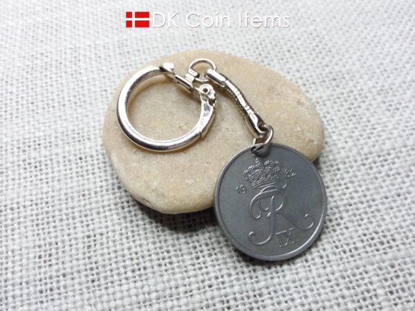 Denmark 1962 R-initial coin keychain - 62 year old vintage 5 ore coin pendant on snake keyring - 62nd birthday gift - 5th anniversary gift