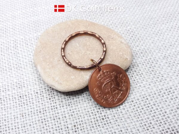 Denmark 1950 R-initial coin pendant keychain with 74 year old decoratively copper plated 25 ore and 25mm pattern keyring