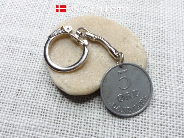 Denmark 1962 R-initial coin keychain - 62 year old vintage 5 ore coin pendant on snake keyring - 62nd birthday gift - 5th anniversary gift