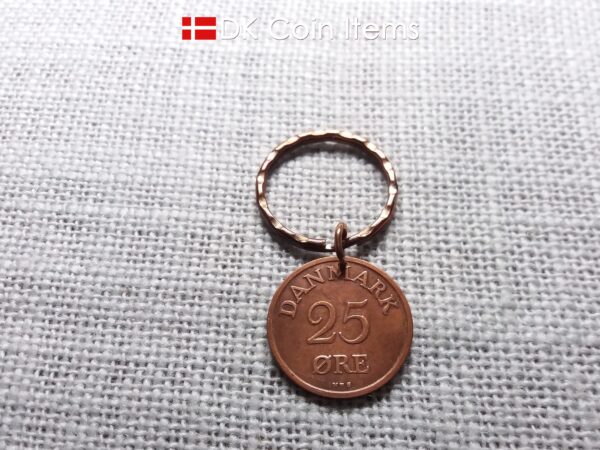 Denmark 1950 R-initial coin pendant keychain with 74 year old decoratively copper plated 25 ore and 25mm pattern keyring