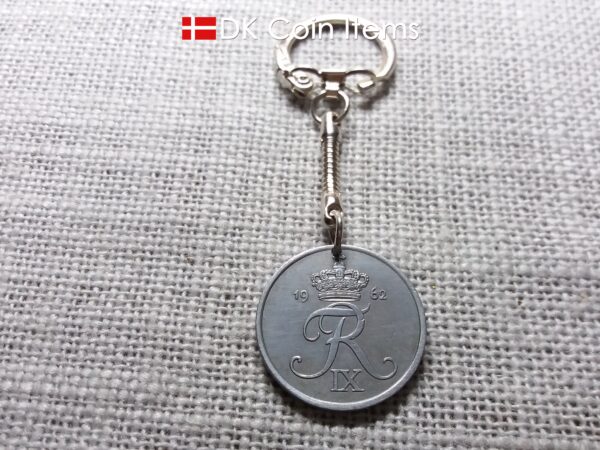 Denmark 1962 R-initial coin keychain - 62 year old vintage 5 ore coin pendant on snake keyring - 62nd birthday gift - 5th anniversary gift