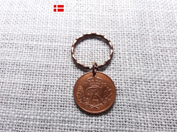 Denmark 1950 R-initial coin pendant keychain with 74 year old decoratively copper plated 25 ore and 25mm pattern keyring