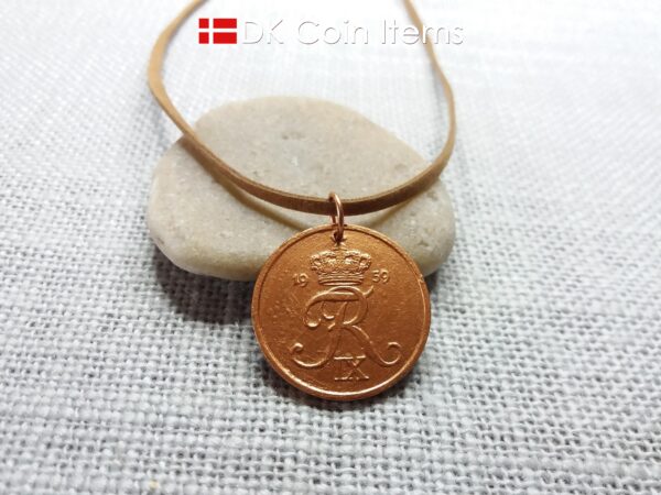 Denmark 1959 coin necklace. Crown R-monogram 5 ore coin coated with copper color