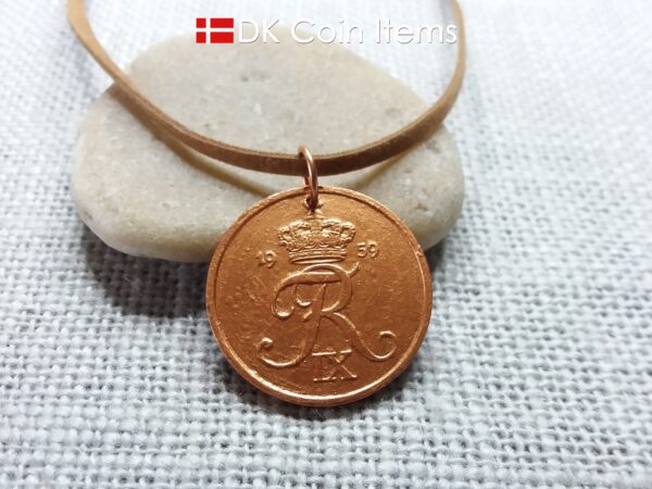 Denmark 1959 coin necklace. Crown R-monogram 5 ore coin coated with copper color