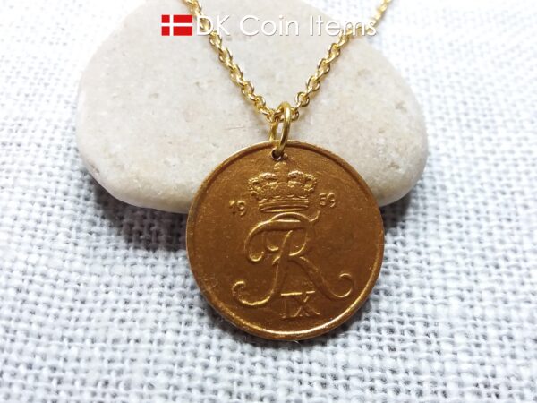 Denmark 1959 coin necklace. Crown R-monogram 5 ore coin coated with antique gold color