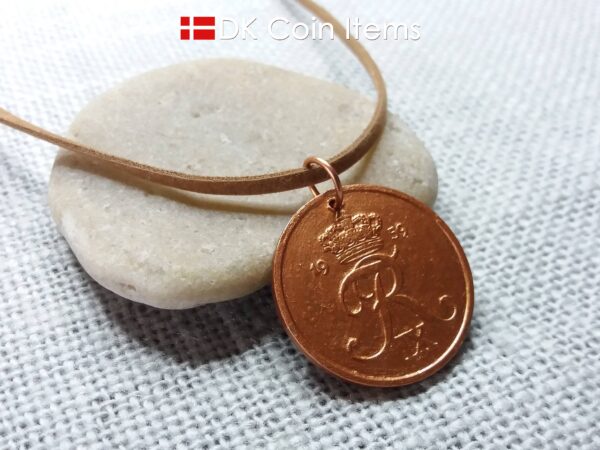 Denmark 1959 coin necklace. Crown R-monogram 5 ore coin coated with copper color