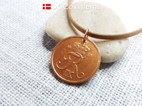 Denmark 1959 coin necklace. Crown R-monogram 5 ore coin coated with copper color